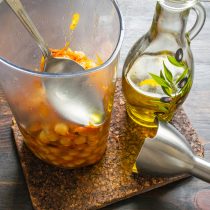 Добавляем 2 столовые ложки вкусного оливкового масла первого холодного отжима. Добавляем 2 столовые ложки вкусного оливкового масла первого холодного отжима.