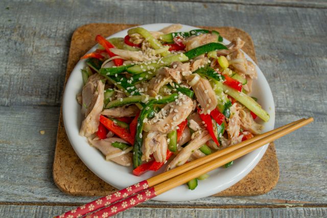 Перед подачей посыпаем закуску кунжутом. Перед подачей посыпаем закуску кунжутом.