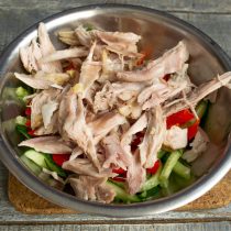 Добавляем измельченное мясо в миску. Добавляем измельченное мясо в миску.