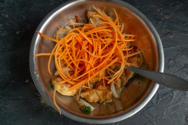 Добавляем тёртую морковку к курице. Добавляем тёртую морковку к курице.