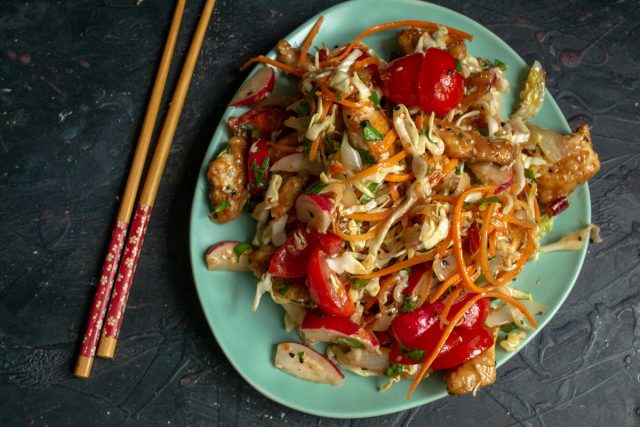 Перед подачей на стол поливаем курицу Хе капелькой кунжутного масла. Перед подачей на стол поливаем курицу Хе капелькой кунжутного масла.