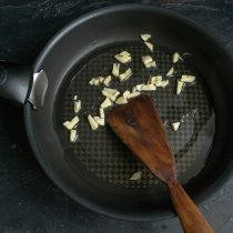 Несколько секунд обжариваем в разогретом масле чеснок. Несколько секунд обжариваем в разогретом масле чеснок.