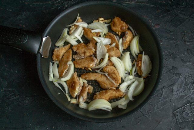Нарезаем крупно репчатый лук добавляем к курице. Нарезаем крупно репчатый лук добавляем к курице.