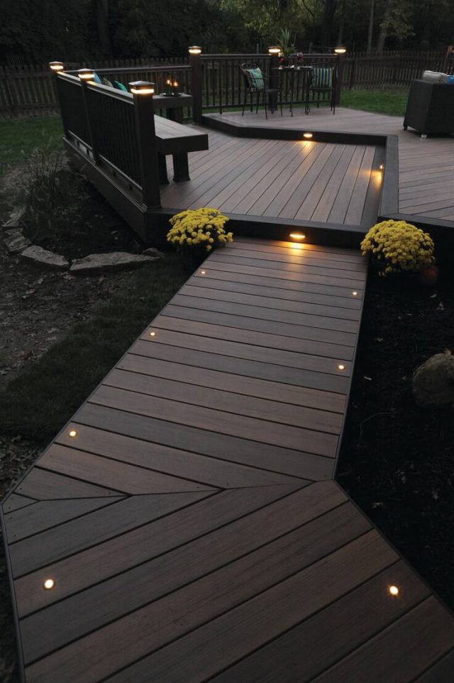 Современная минималистичная дорожка из деревянных досок с подсветкой