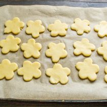 Нагреваем духовой шкаф до 180 градусов по Цельсию. Нагреваем духовой шкаф до 180 градусов по Цельсию.