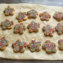 Время выпечки 12 минут или до светло золотистого цвета. Смазываем печенье растопленным шоколадом