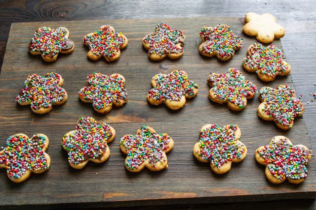 Готовое печенье может храниться при комнатной температуре в корзинке или вазочке Готовое печенье может храниться при комнатной температуре в корзинке или вазочке