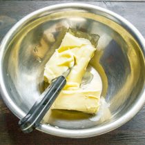 Сливочное масло заранее достаем из холодильника Сливочное масло заранее достаем из холодильника