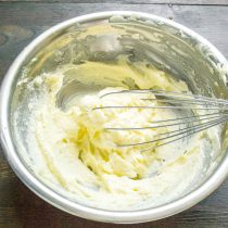 Насыпаем сахарную пудру. Насыпаем сахарную пудру.