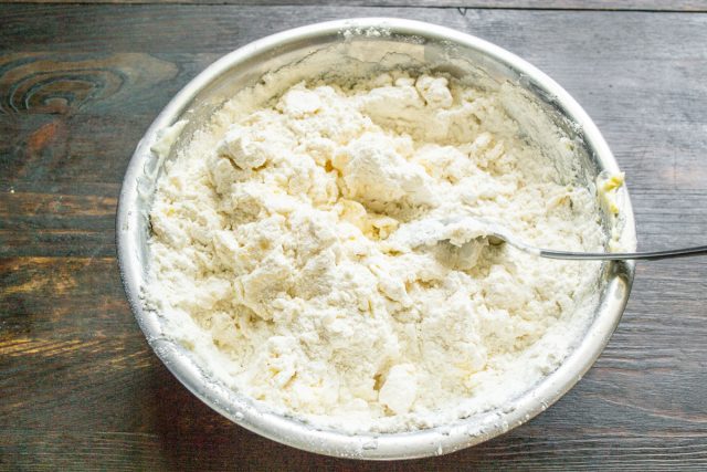 Просеиваем муку с разрыхлителем в миску с взбитым маслом. Просеиваем муку с разрыхлителем в миску с взбитым маслом.