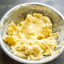 Смешиваем тесто сначала ложкой, затем вручную. Смешиваем тесто сначала ложкой, затем вручную.