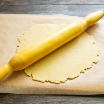 Раскатываем охлажденное тесто в пласт толщиной примерно в половину сантиметра Раскатываем охлажденное тесто в пласт толщиной примерно в половину сантиметра