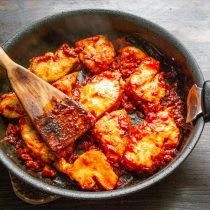 Посыпаем курицу молотой корицей, достаточно 1\4 чайной ложки Посыпаем курицу молотой корицей, достаточно 1\4 чайной ложки