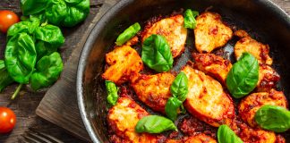 Куриная грудка в томатной соусе с финиками