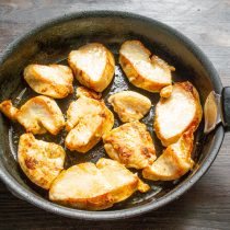 Поджариваем курицу с двух сторон до светло-золотистого цвета Поджариваем курицу с двух сторон до светло-золотистого цвета
