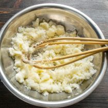 Сливочное масло растираем с сахарным песком Сливочное масло растираем с сахарным песком