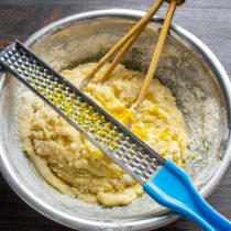 Натираем тонкий слой желтой цедры в тесто