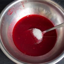 Процеженный малиновый сок смешиваем с сахарным песком Процеженный малиновый сок смешиваем с сахарным песком