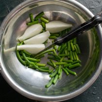 Режем стрелки кусочками длиной 3 сантиметра Режем стрелки кусочками длиной 3 сантиметра