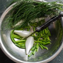 Небольшой пучок укропа замачиваем в воде Небольшой пучок укропа замачиваем в воде