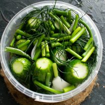 Огурцы лучше ставить вертикально, больше влезет Огурцы лучше ставить вертикально, больше влезет