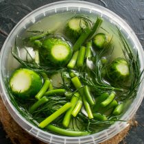 Вливаем остывший рассол в емкость с огурцами Вливаем остывший рассол в емкость с огурцами