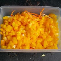 Нарезаем мякоть перца небольшими кубиками Нарезаем мякоть перца небольшими кубиками