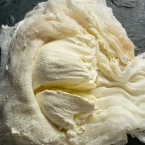 Разворачиваем сыр, аккуратно достаём из марли Разворачиваем сыр, аккуратно достаём из марли