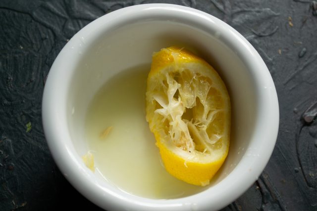 Выжимаем лимонный сок