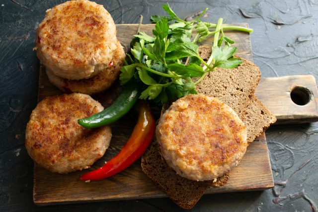 Подаём мясные биточки с рисом теплыми или холодными. Подаём мясные биточки с рисом теплыми или холодными.