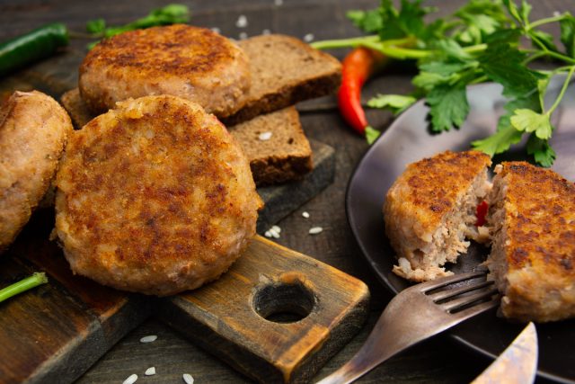 Мясные биточки с рисом Мясные биточки с рисом