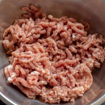Перемалываем нежирное мясо в мясорубке Перемалываем нежирное мясо в мясорубке