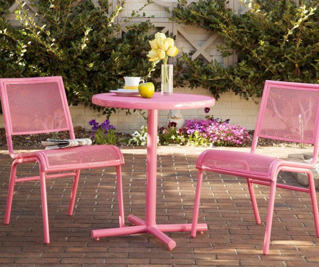 Розовая садовая мебель