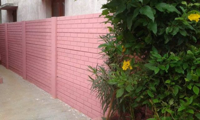 Кирпичный забор приятного розового оттенка