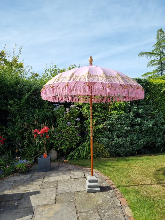 Розовый зонт от солнца с бахромой