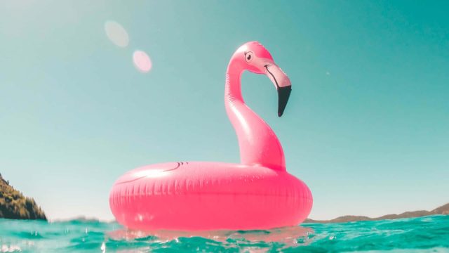 Надувной розовый фламинго - незаменимый атрибут