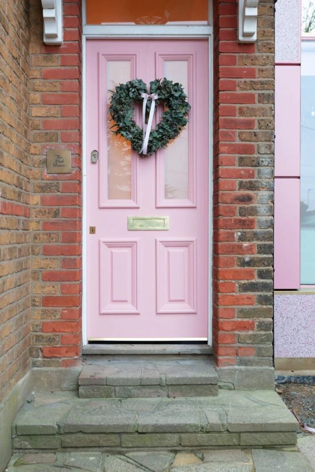 Перекрашенная в розовый дверь 
