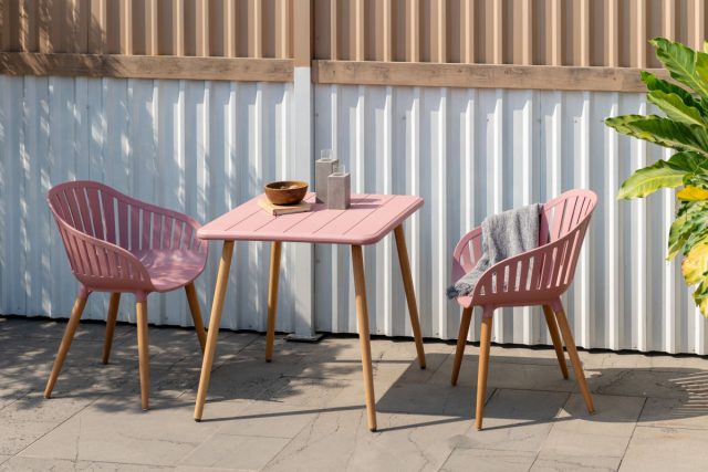 Розовые стулья и столик