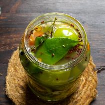 Наполняем банку так, чтобы помидоры были полностью закрыты рассолом. Наполняем банку так, чтобы помидоры были полностью закрыты рассолом.