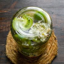 Плотно завинчиваем заготовки прокипяченными крышками. Плотно завинчиваем заготовки прокипяченными крышками.