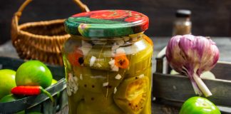 Зеленые помидоры маринованные с хреном и чесноком