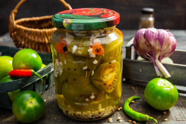 Зеленые помидоры маринованные с хреном и чесноком Зеленые помидоры маринованные с хреном и чесноком