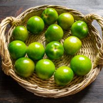 Небольшие крепкие зеленые помидоры без видимых повреждений и пятен тщательно моем холодной водой. Небольшие крепкие зеленые помидоры без видимых повреждений и пятен тщательно моем холодной водой.