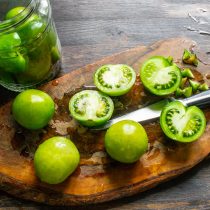 Разрезаем помидоры пополам, вырезаем уплотнение возле плодоножки. Разрезаем помидоры пополам, вырезаем уплотнение возле плодоножки.