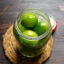 В подготовленные банки укладываем помидоры срезами вниз. В подготовленные банки укладываем помидоры срезами вниз.