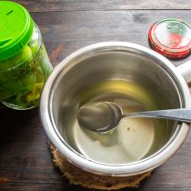 Вливаем в банку кипяток, оставляем на несколько минут. Вливаем в банку кипяток, оставляем на несколько минут.