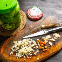 Зубчики чеснока режем мелко. Зубчики чеснока режем мелко.