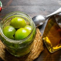 Уксус разливаем в банки равными порциями. Уксус разливаем в банки равными порциями.