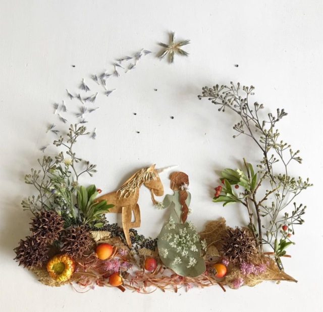 Открытка с изображением девушки и единорога