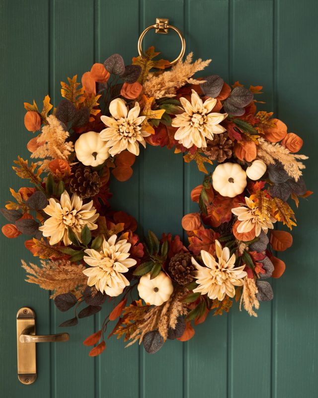 Декоративный венок с маленькими тыквами